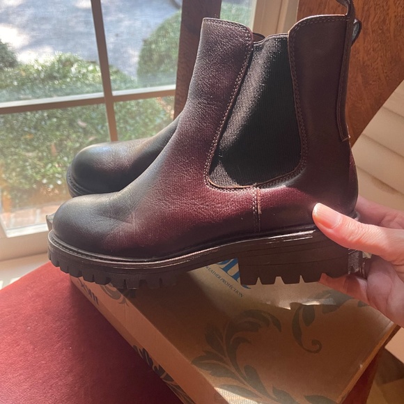 Sofft Amanda Waterproof Leather Chelsea Booties - Picture 2 of 6